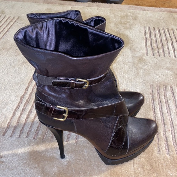 Beautiful Stuart Weitzman Wrap buckle 4” Boots - Picture 4 of 8